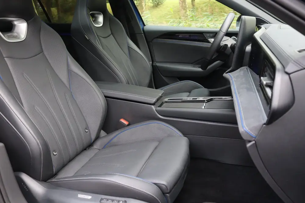 Volkswagen Passat Variant 1.5 eHybrid 272PK R-Line Black Sty uit 2025, foto 11