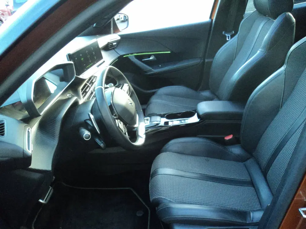 Peugeot 2008 1.2 PureTech 130 GT uit 2022, foto 10