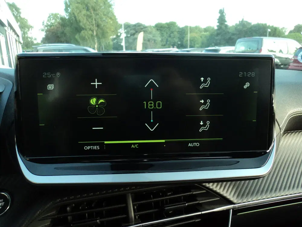 Peugeot 2008 1.2 PureTech 130 GT uit 2022, foto 19
