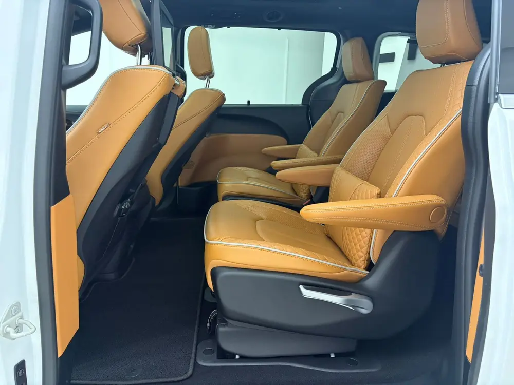 Chrysler Voyager 3.6 V6 Hybride Pinnacle (bj 2023) uit 2023, foto 9