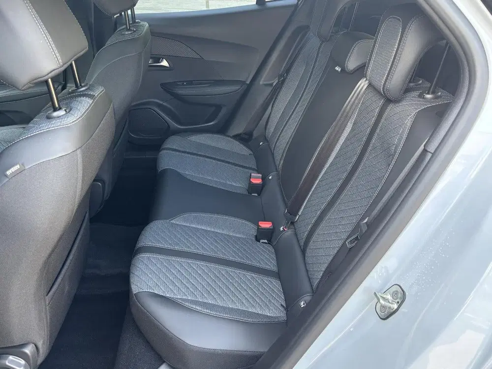 Peugeot 2008 1.2 Hybrid 145pk Allure Automaat uit 2025, foto 16