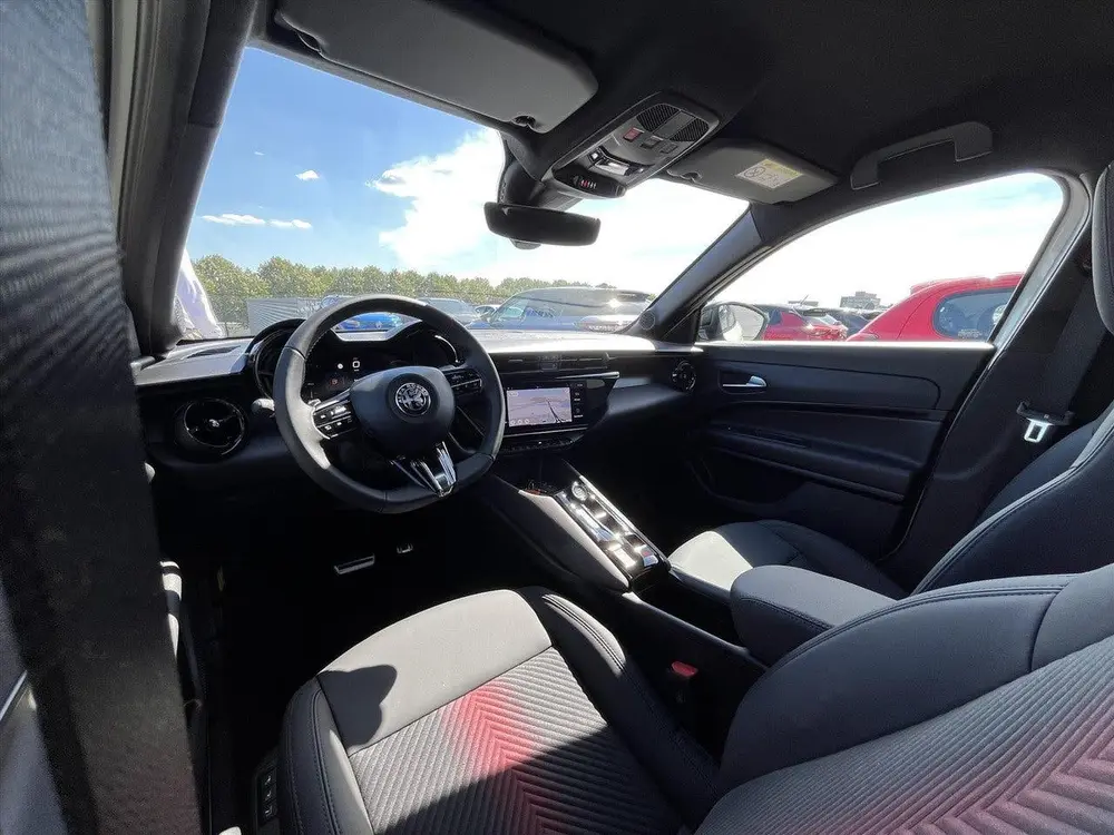 Alfa Romeo Junior 1.2 Turbo Hybrid 136pk eDCT6 Ibrida Specia uit 2025, foto 12