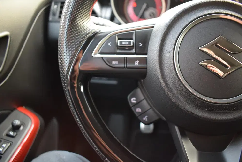 Suzuki Swift NAVI uit 2021, foto 18