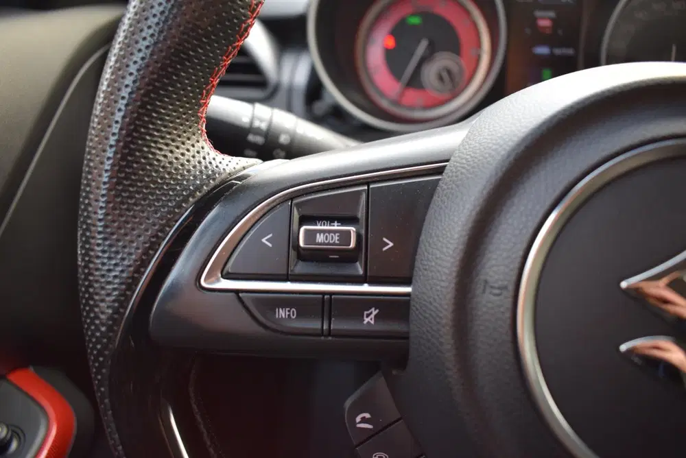 Suzuki Swift NAVI uit 2021, foto 19