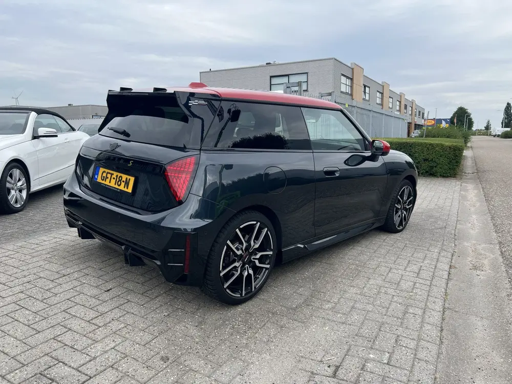 Mini John Cooper Works Cooper SE John Cooper Works M 54.2 kWh pan uit 2024, foto 2