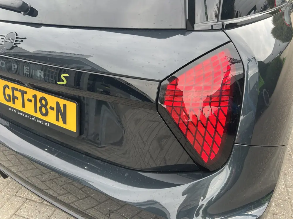 Mini John Cooper Works Cooper SE John Cooper Works M 54.2 kWh pan uit 2024, foto 3