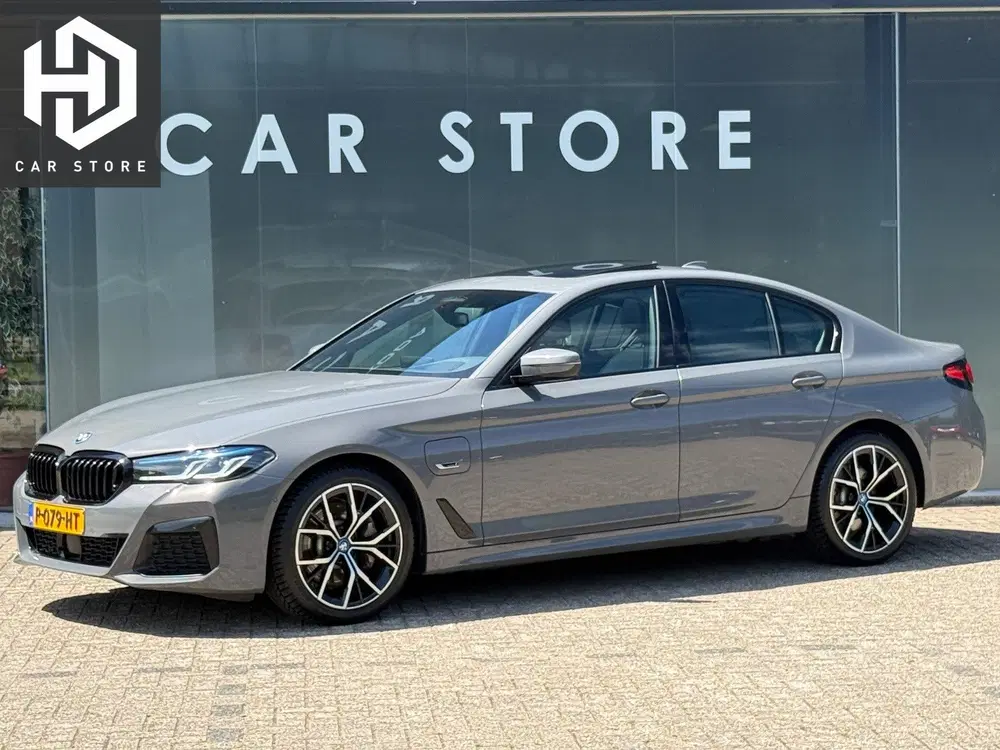 BMW 5-serie 530e M-Sport BERNINAGRAU Pano uit 2022