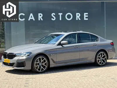 BMW 5-serie 530e M-Sport BERNINAGRAU Pano uit 2022