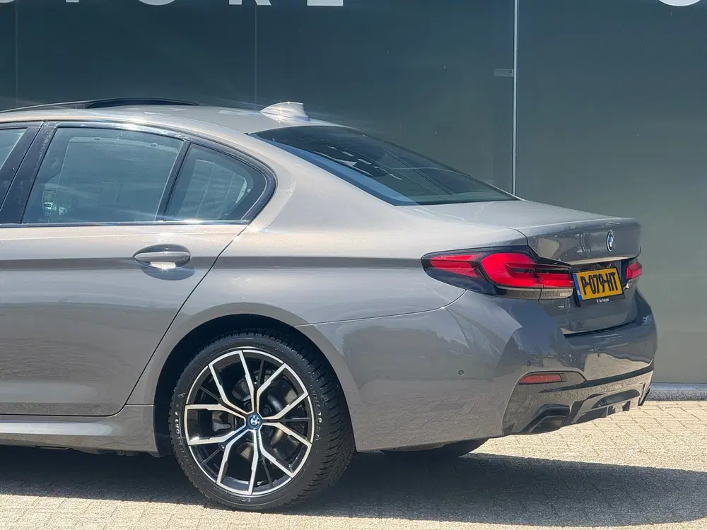 BMW 5-serie 530e M-Sport BERNINAGRAU Pano uit 2022, foto 18
