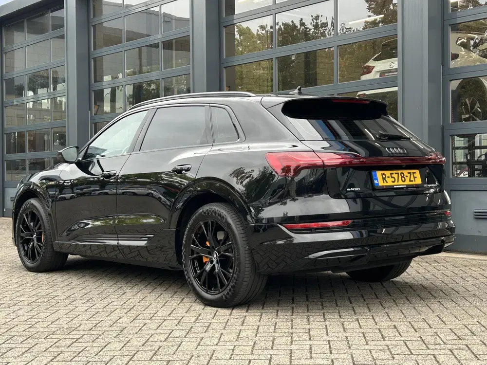Audi e-tron 55 quattro S edition 95 kWh uit 2022, foto 2