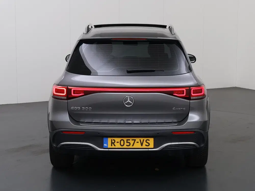 Mercedes-Benz EQB 300 4MATIC AMG Line 67 kWh uit 2021, foto 4
