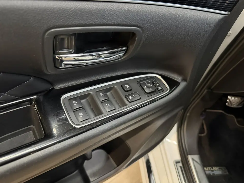 Mitsubishi Outlander 2.4 PHEV S-Edition Airco ECC | Panorama uit 2019, foto 14