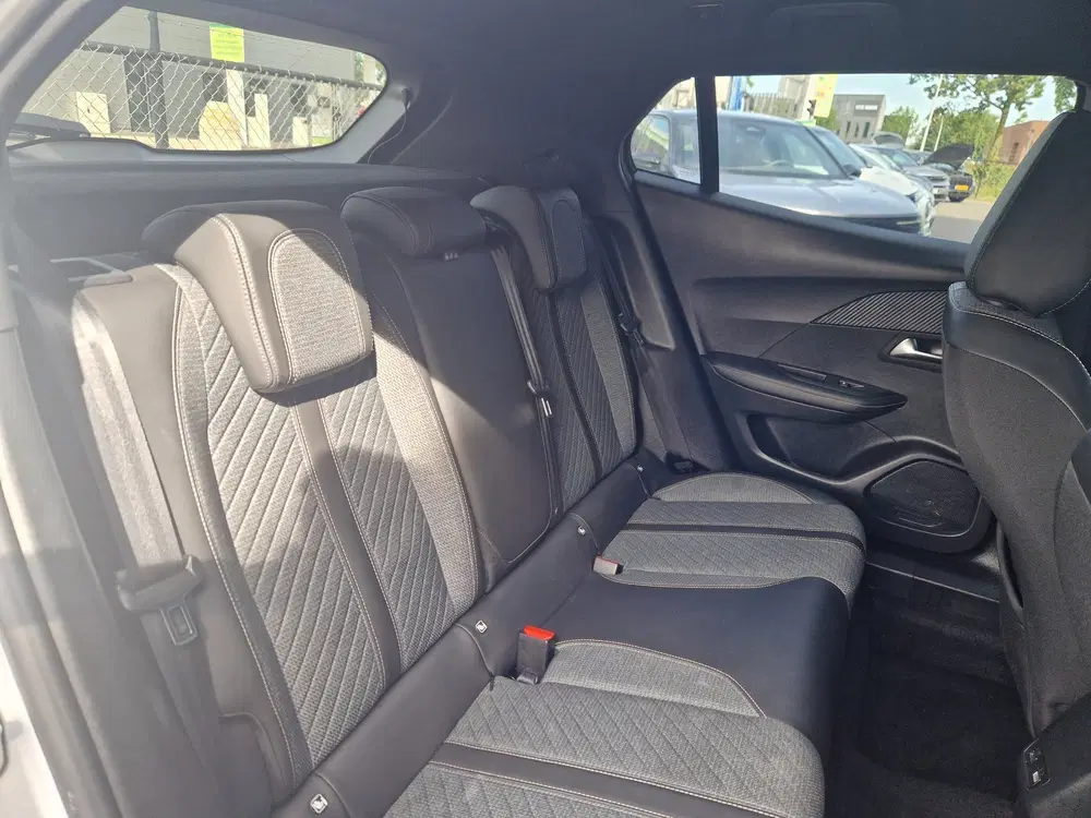 Peugeot 2008 1.2 131pk EAT8 Allure uit 2024, foto 14