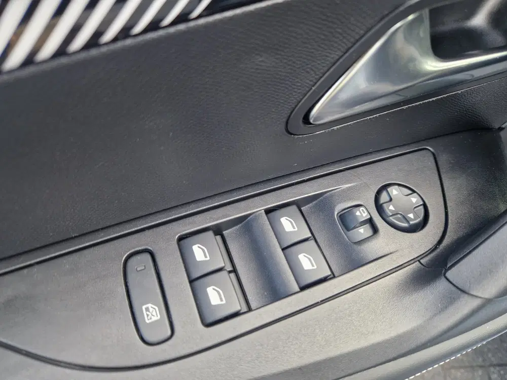 Peugeot 2008 1.2 131pk EAT8 Allure uit 2024, foto 9