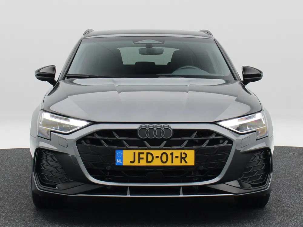 Audi A3 45 TFSi e 272 Pk S-line Competition uit 2025, foto 4