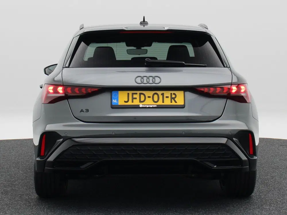 Audi A3 45 TFSi e 272 Pk S-line Competition uit 2025, foto 6