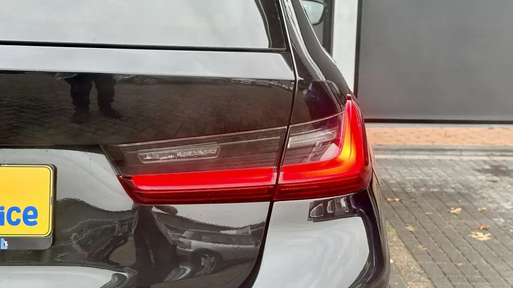 BMW 3-serie 3 Serie Touring 320e M-Performance 20 inch uit 2023, foto 13