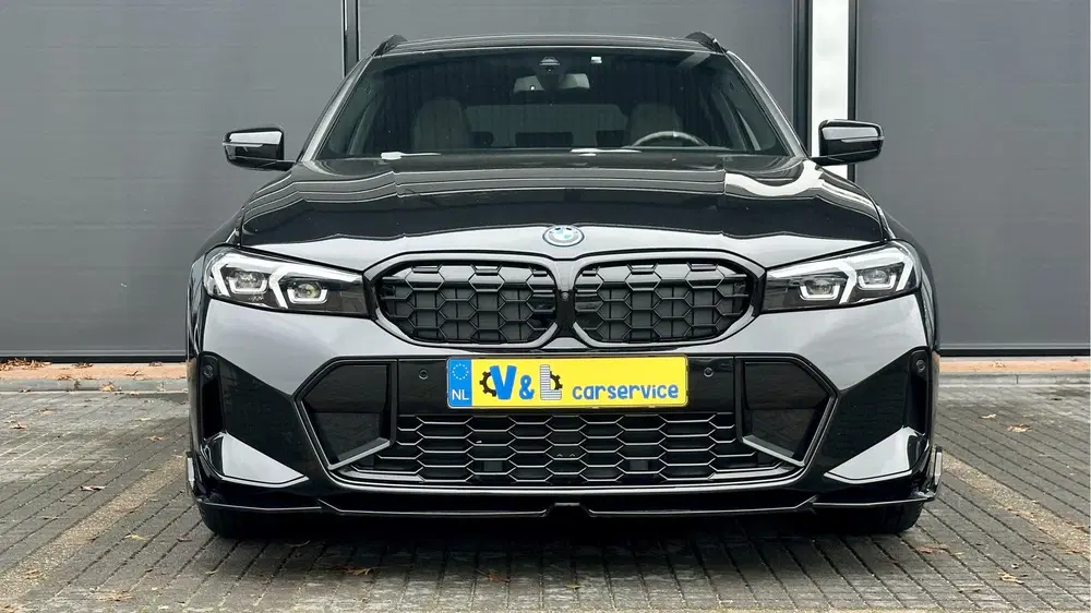 BMW 3-serie 3 Serie Touring 320e M-Performance 20 inch uit 2023, foto 2