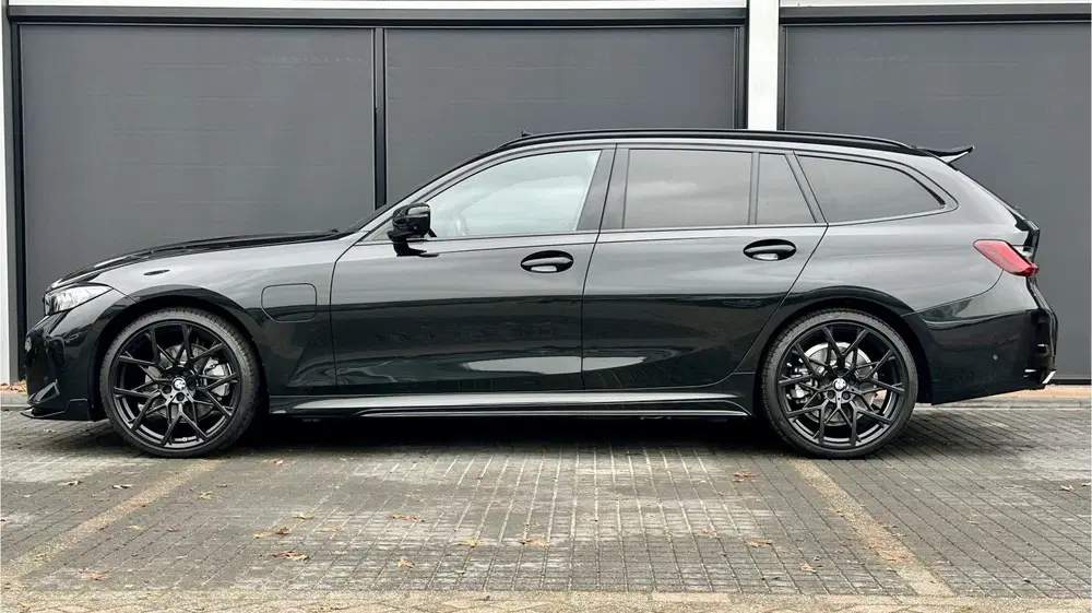 BMW 3-serie 3 Serie Touring 320e M-Performance 20 inch uit 2023, foto 9