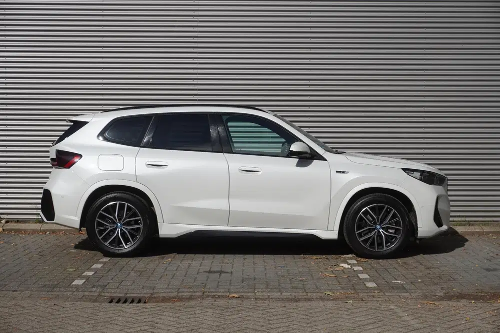 BMW X1 xDrive30e uit 2023, foto 4