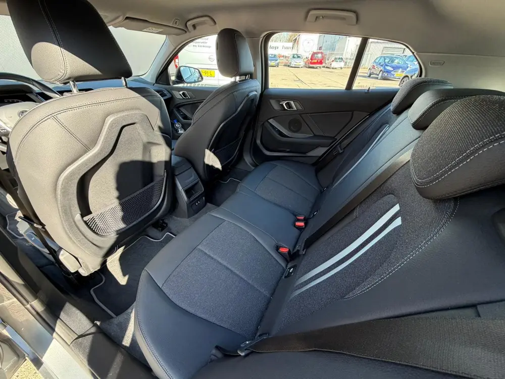 BMW 1-serie 116i uit 2024, foto 12