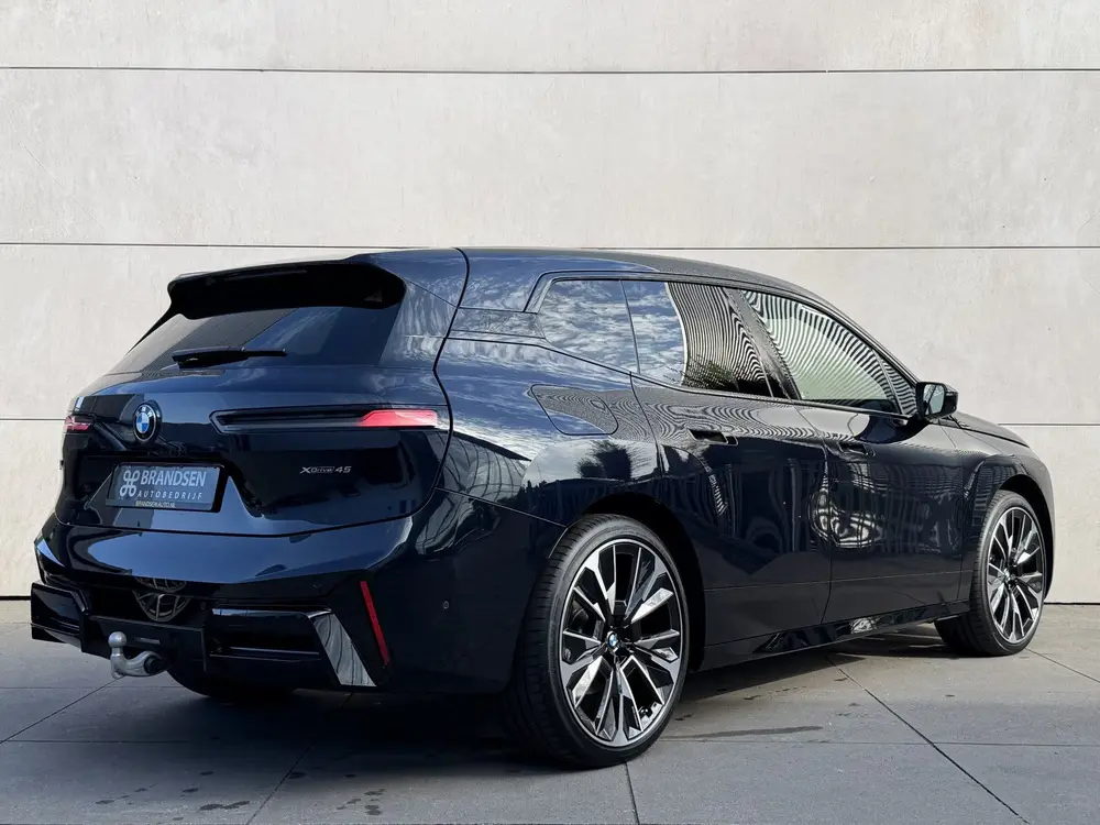 BMW iX xDrive45 101 kWh Full -B&W-4 Wiel St-Lucht uit 2025, foto 2