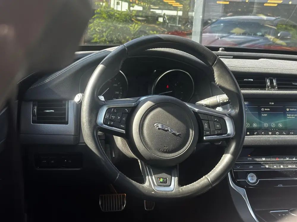 Jaguar XF 2.0d Chequered Flag R Sport Panoramadak uit 2020, foto 11