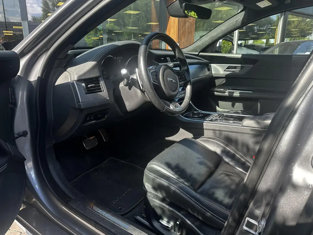 Jaguar XF 2.0d Chequered Flag R Sport Panoramadak uit 2020, foto 15