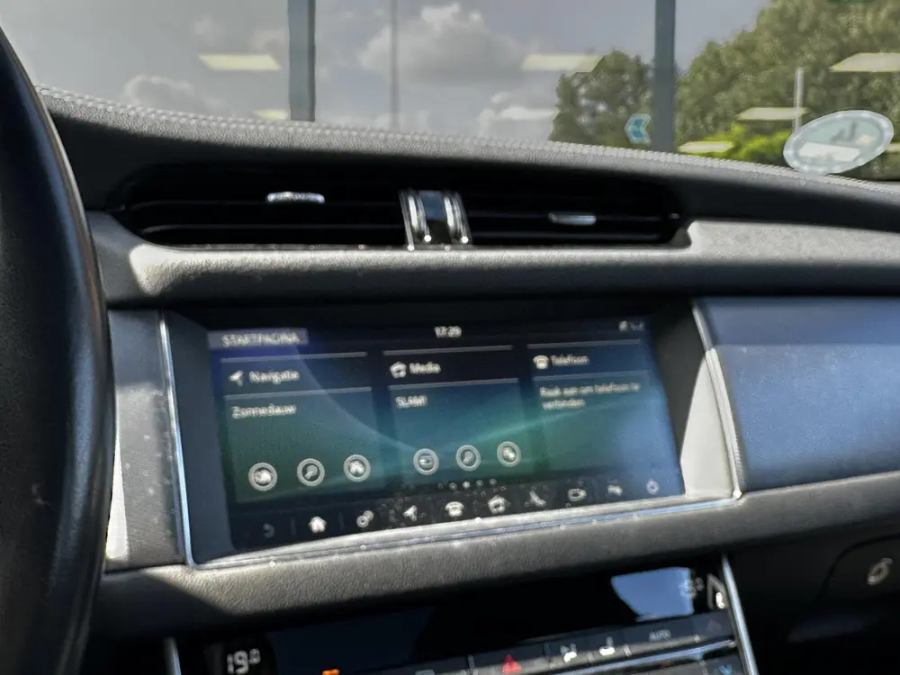 Jaguar XF 2.0d Chequered Flag R Sport Panoramadak uit 2020, foto 19