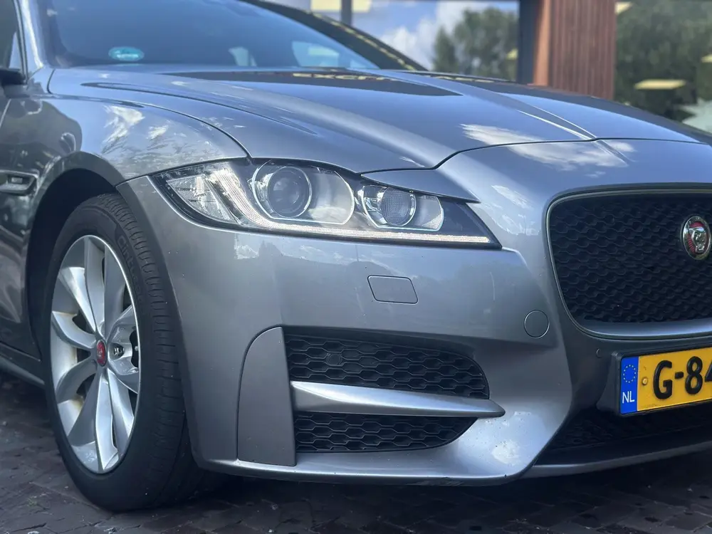 Jaguar XF 2.0d Chequered Flag R Sport Panoramadak uit 2020, foto 2