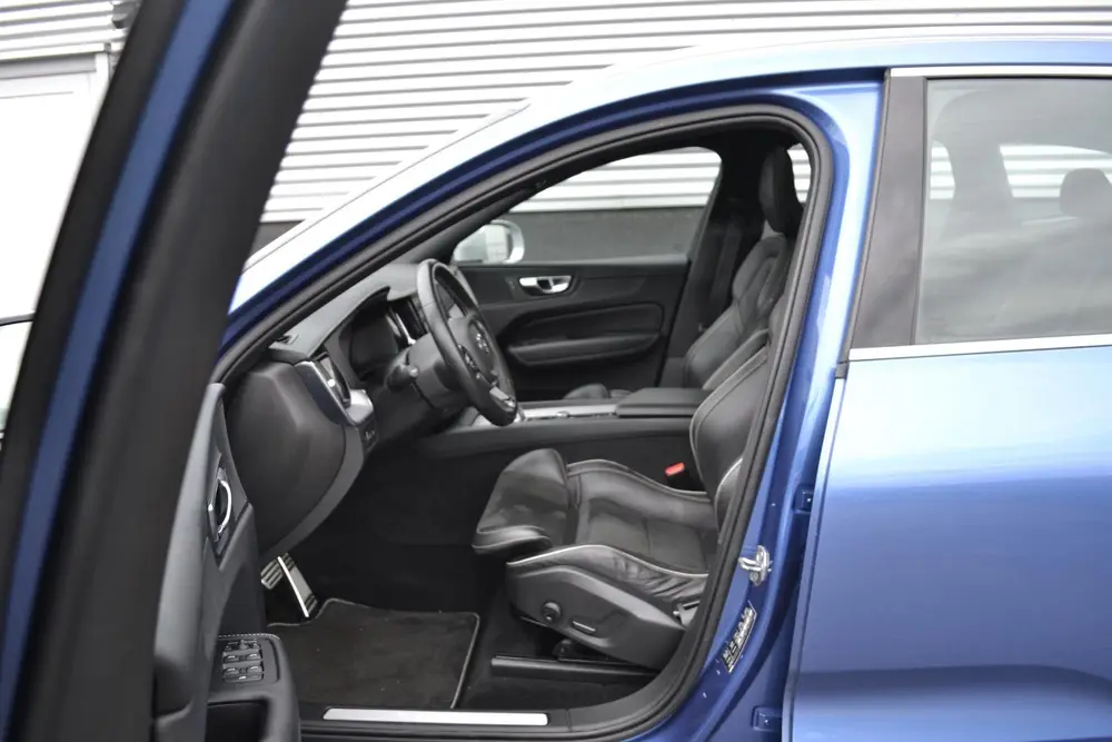 Volvo XC60 2.0 T8 Twin Engine AWD R-Design Schuif/kanteldak uit 2019, foto 14