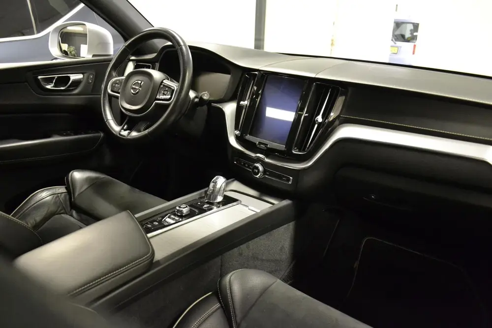 Volvo XC60 2.0 T8 Twin Engine AWD R-Design Schuif/kanteldak uit 2019, foto 18