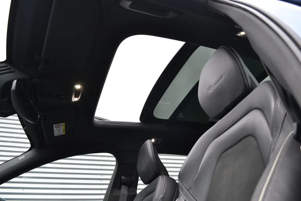 Volvo XC60 2.0 T8 Twin Engine AWD R-Design Schuif/kanteldak uit 2019, foto 8
