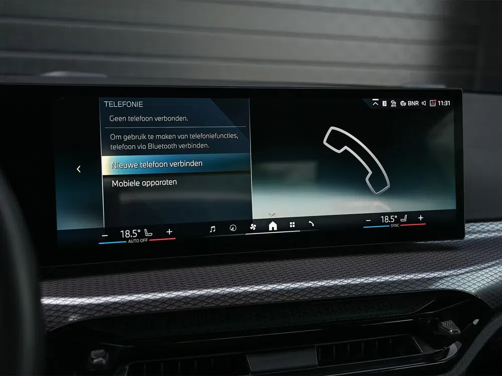 BMW 3-serie 330e uit 2025, foto 14