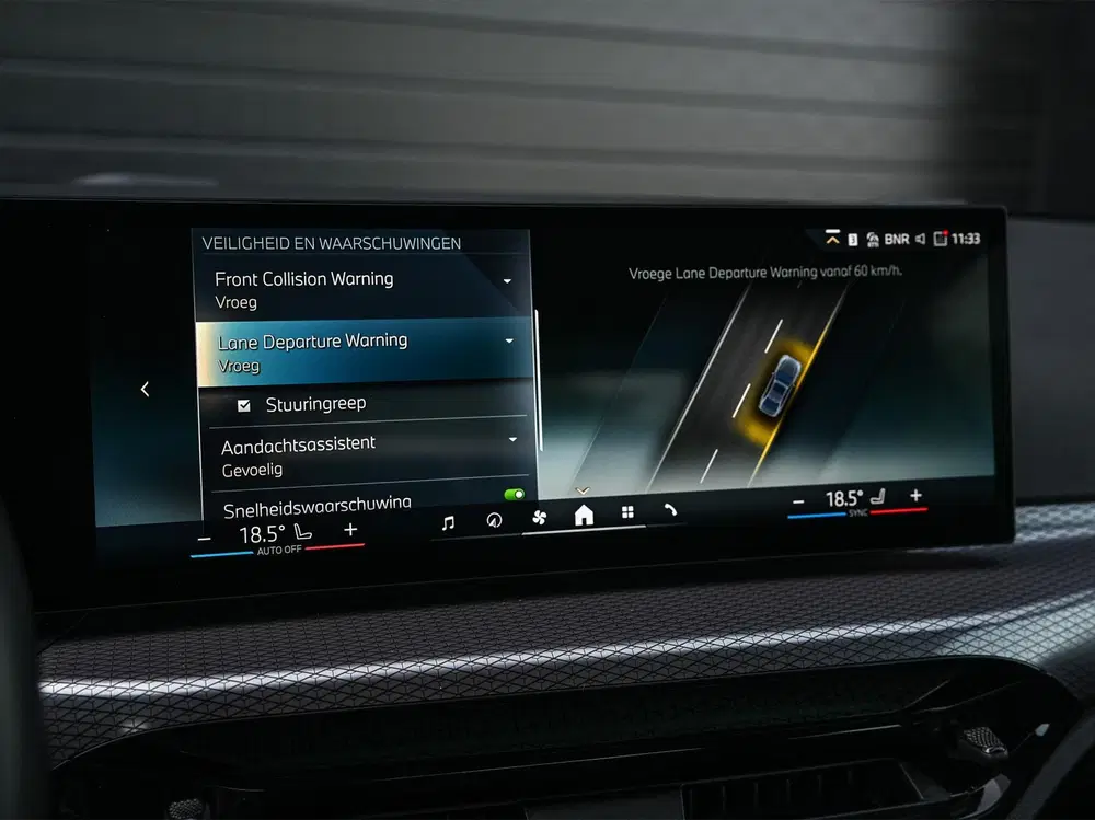 BMW 3-serie 330e uit 2025, foto 15