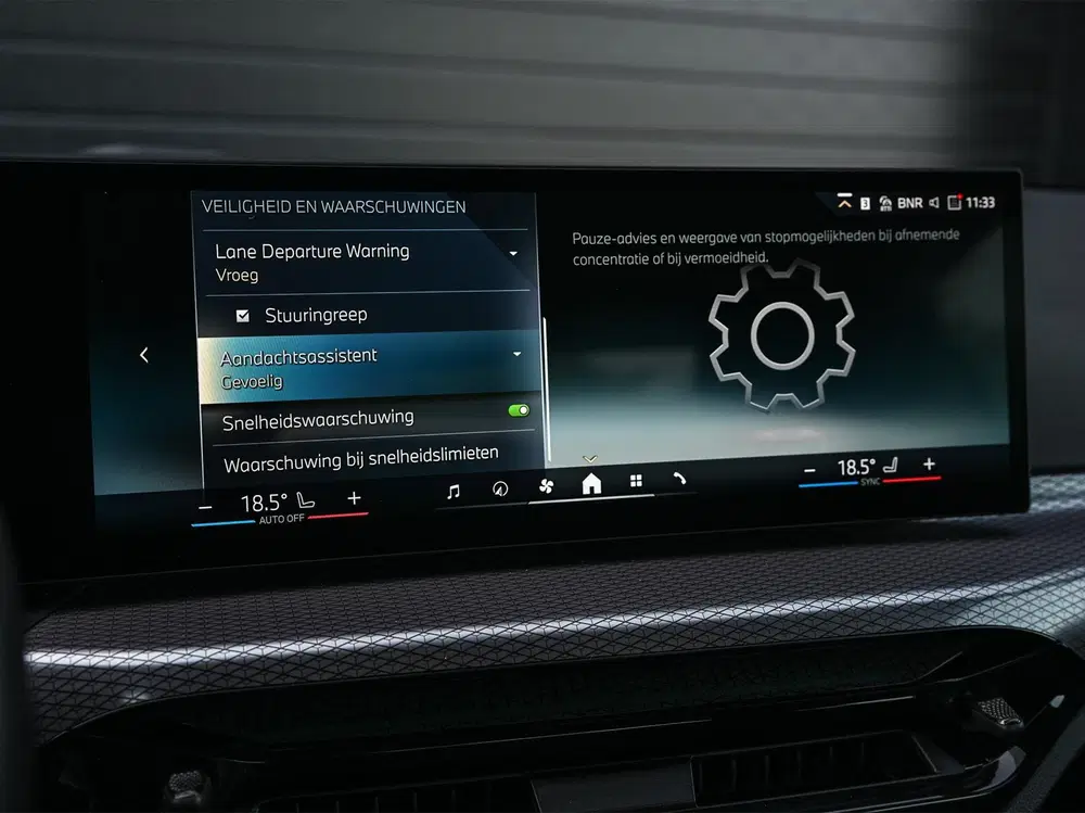 BMW 3-serie 330e uit 2025, foto 16