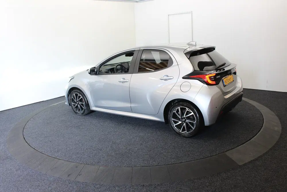 Toyota Yaris 1.5 Hybrid 115 First Edition Camera Cruise uit 2023, foto 13