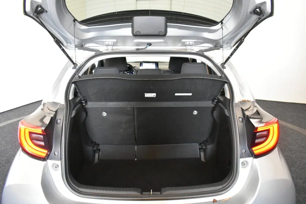 Toyota Yaris 1.5 Hybrid 115 First Edition Camera Cruise uit 2023, foto 19