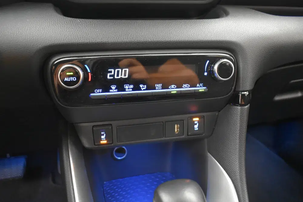 Toyota Yaris 1.5 Hybrid 115 First Edition Camera Cruise uit 2023, foto 4