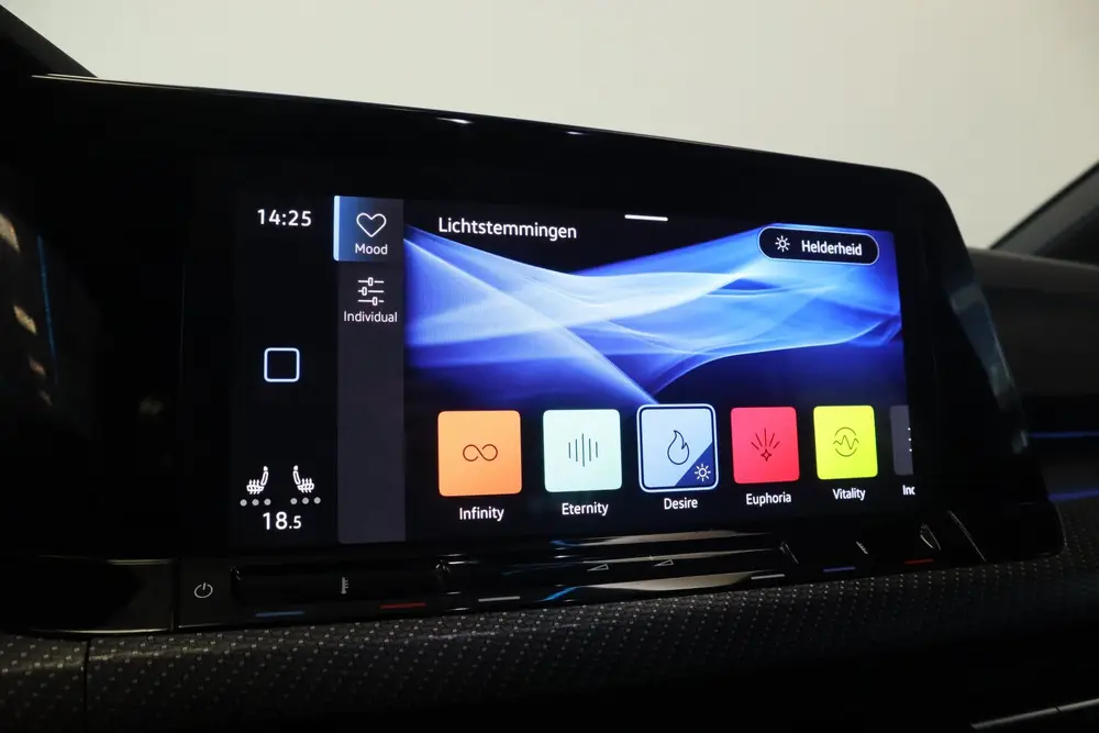 Volkswagen Golf 1.5 eTSI R-Line Business Full-led Navigatie uit 2023, foto 16
