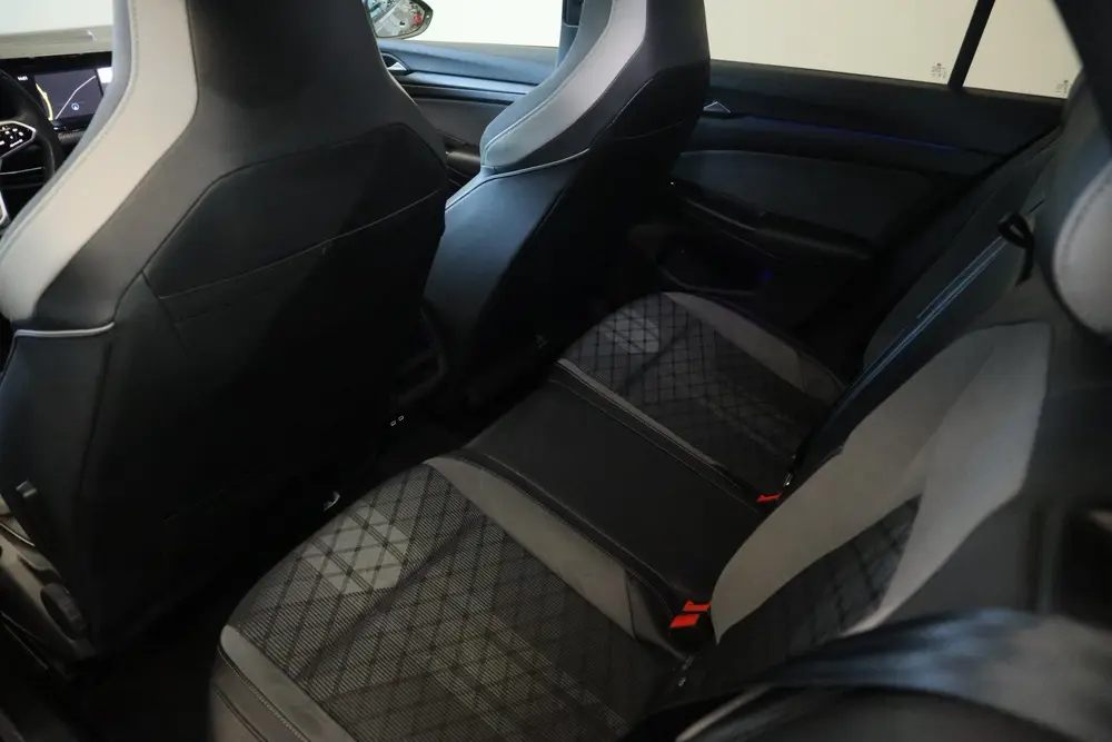 Volkswagen Golf 1.5 eTSI R-Line Business Full-led Navigatie uit 2023, foto 18