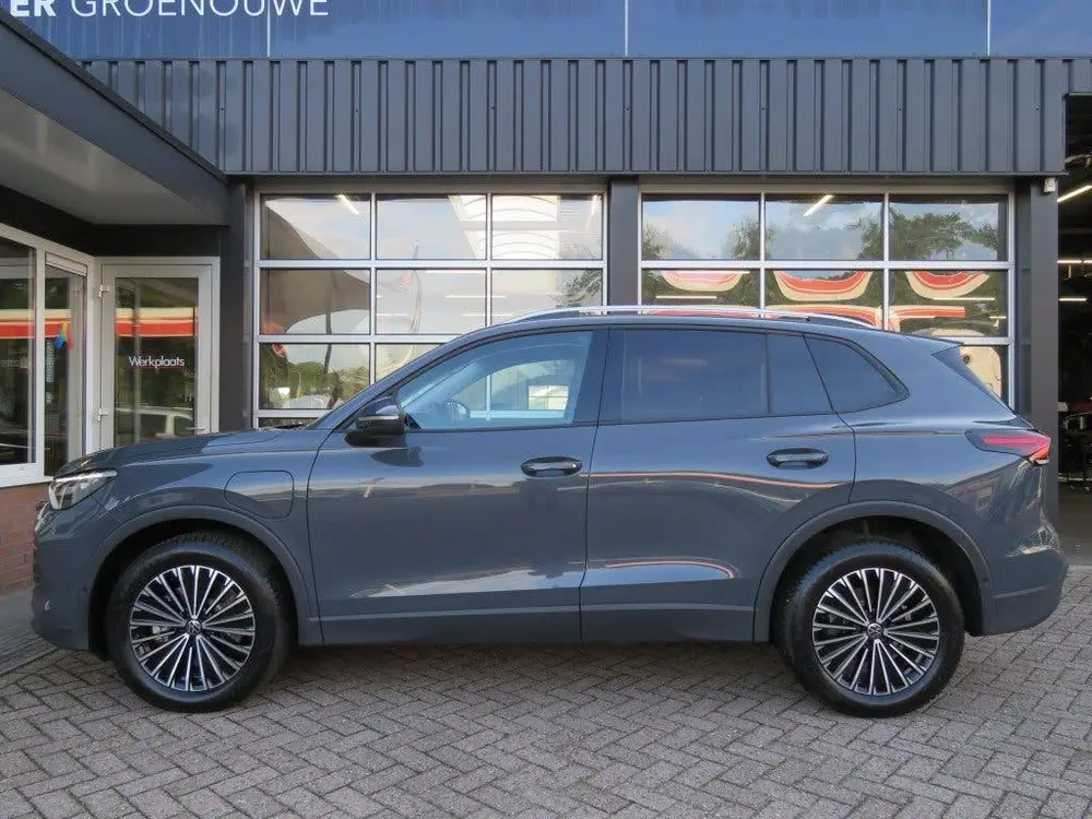 Volkswagen Tiguan 1.5 eHybrid 204pk Life / Trekhaak wegklap. uit 2025, foto 3