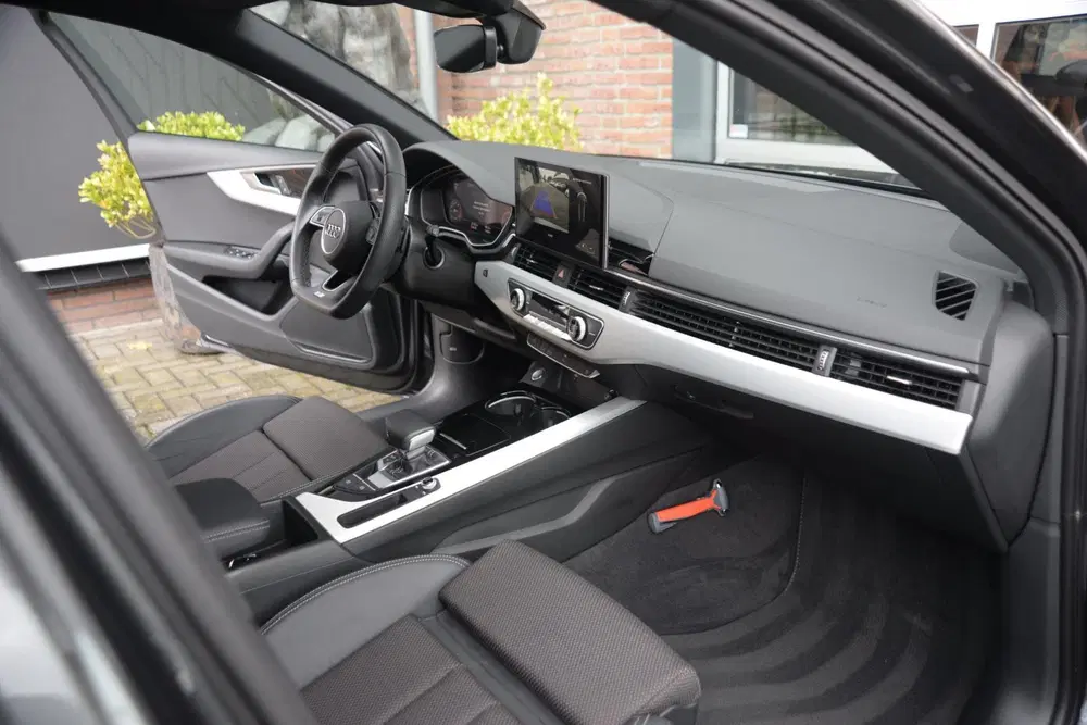 Audi A4 35 TFSI S edition Competition uit 2023, foto 10