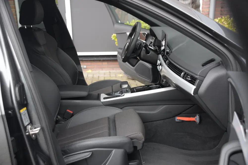 Audi A4 35 TFSI S edition Competition uit 2023, foto 11