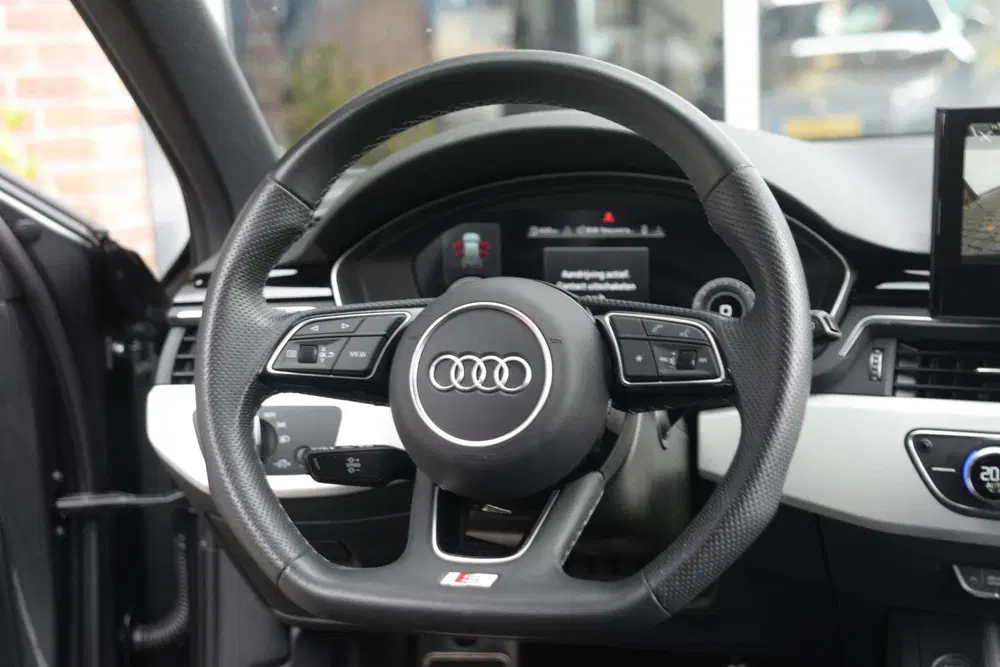 Audi A4 35 TFSI S edition Competition uit 2023, foto 14