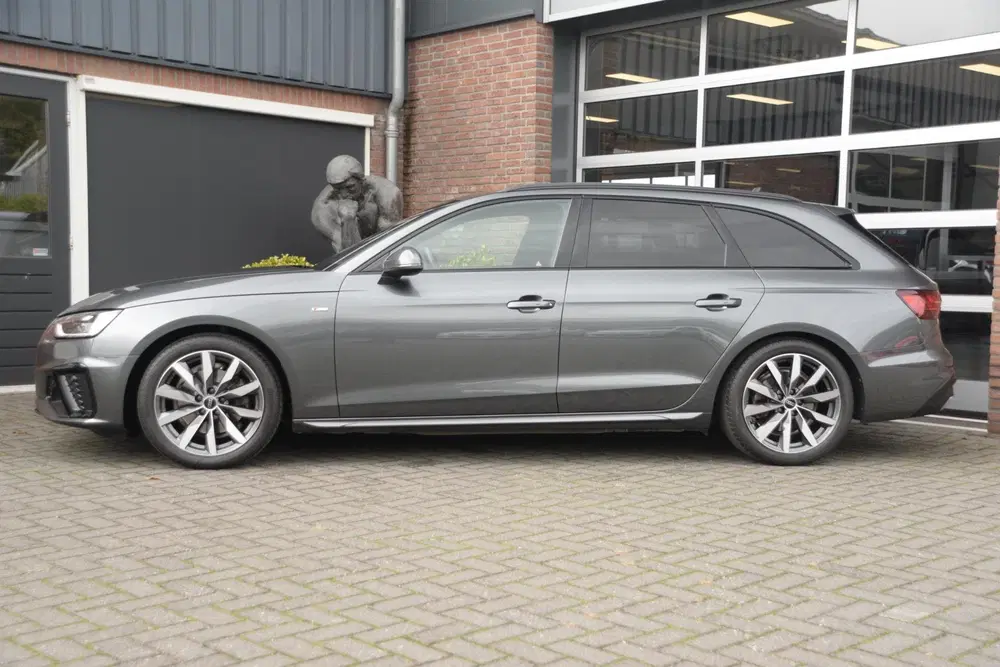Audi A4 35 TFSI S edition Competition uit 2023, foto 2