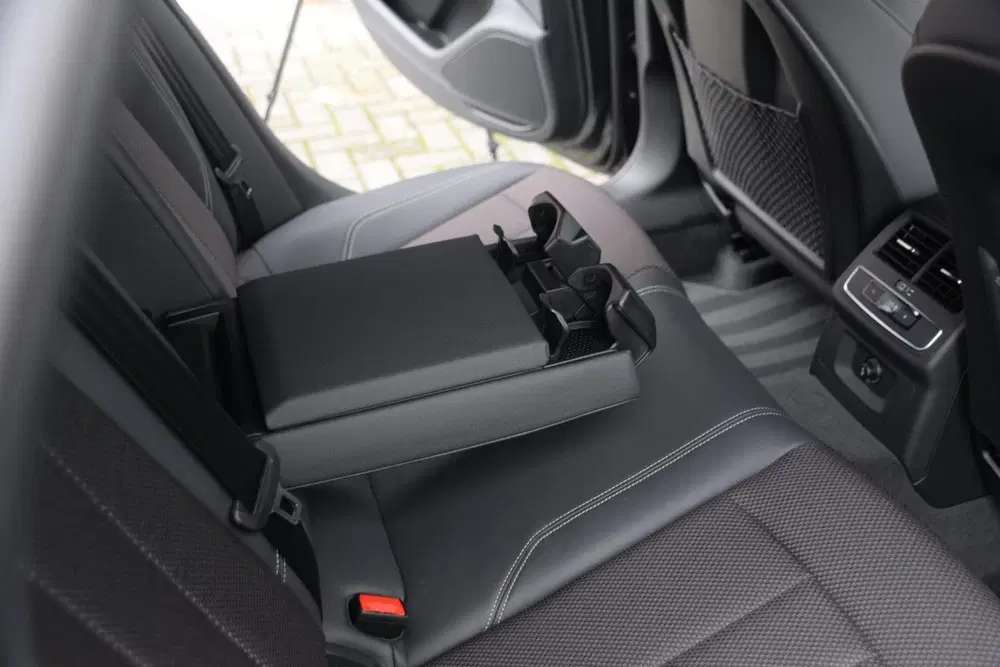 Audi A4 35 TFSI S edition Competition uit 2023, foto 20