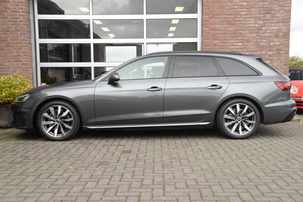 Audi A4 35 TFSI S edition Competition uit 2023, foto 3
