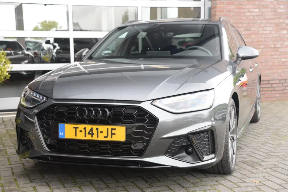 Audi A4 35 TFSI S edition Competition uit 2023, foto 4