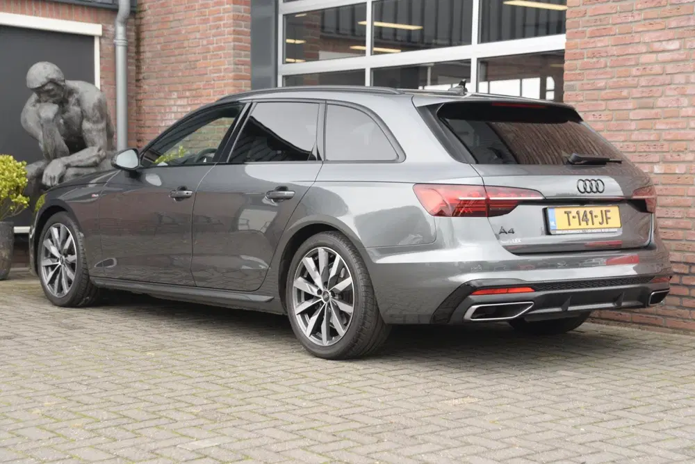Audi A4 35 TFSI S edition Competition uit 2023, foto 5